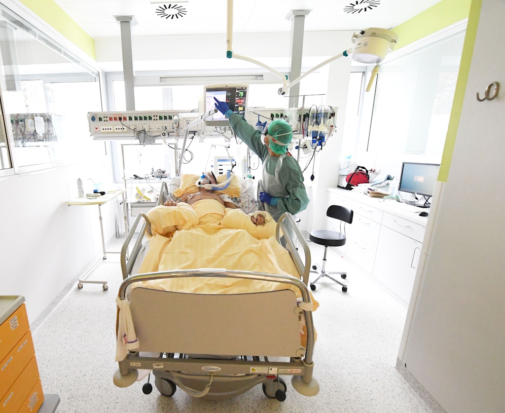 Die Situation auf den Intensivstationen ist weiterhin angespannt.