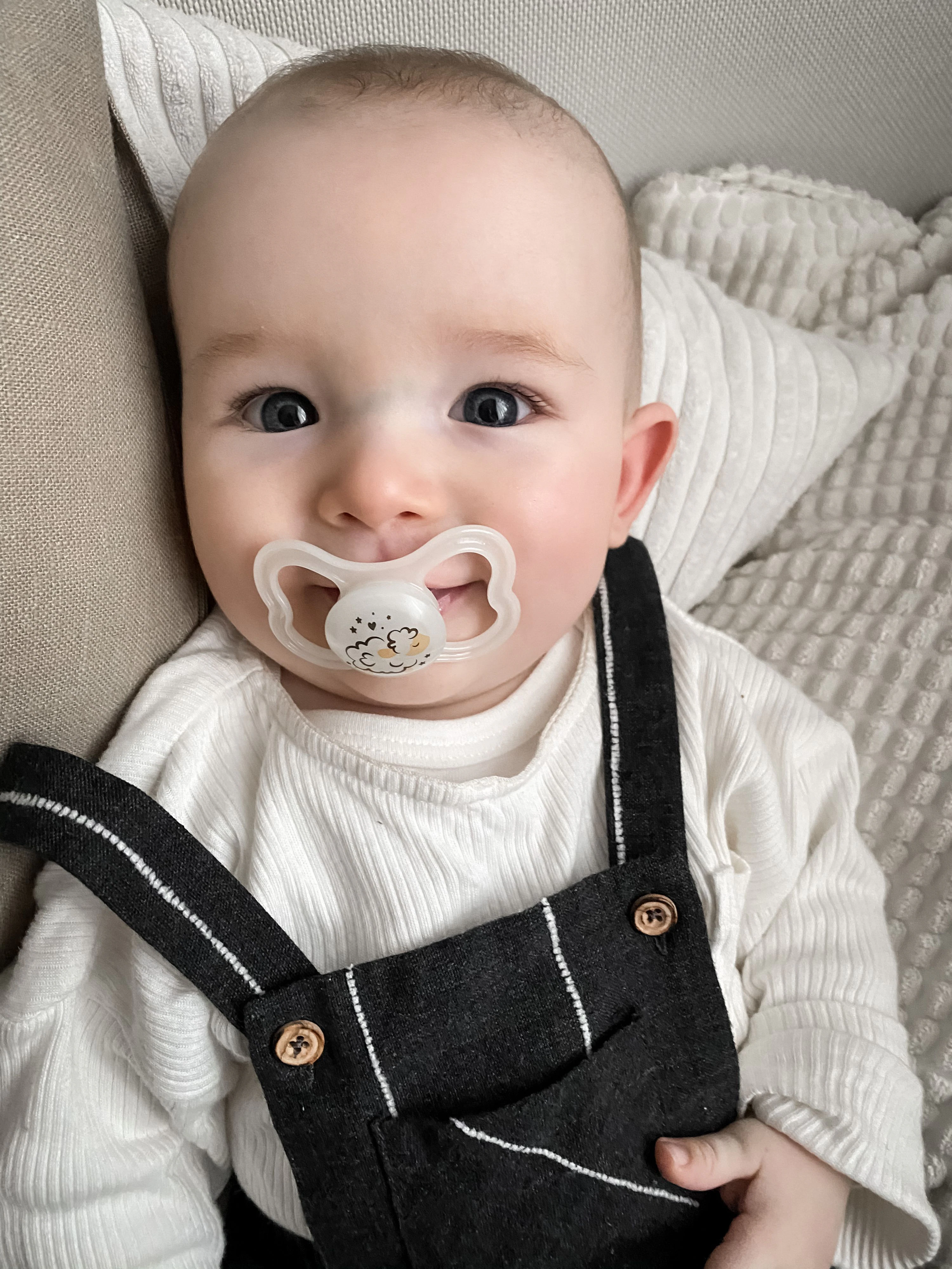<strong>Anton, Sohn der</strong> <a href="https://www.instagram.com/ena.maria.b/"><strong></strong></a><strong><a target="_blank" href="https://www.instagram.com/ena.maria.b/">Lifestyle-Bloggerin ena.maria.b</a>, liebt seinen neuen MAM Supreme Night "Sheep"-Schnuller</strong>