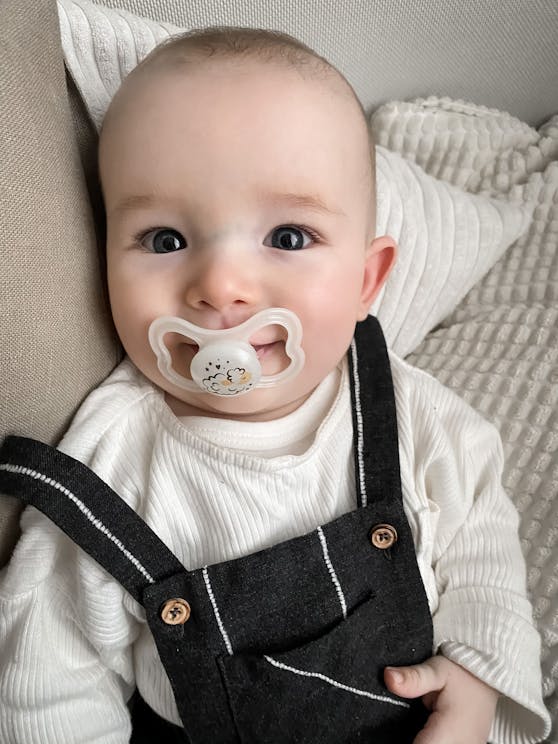 Anton, Sohn der Lifestyle-Bloggerin ena.maria.b, liebt seinen neuen MAM Supreme Night "Sheep"-Schnuller