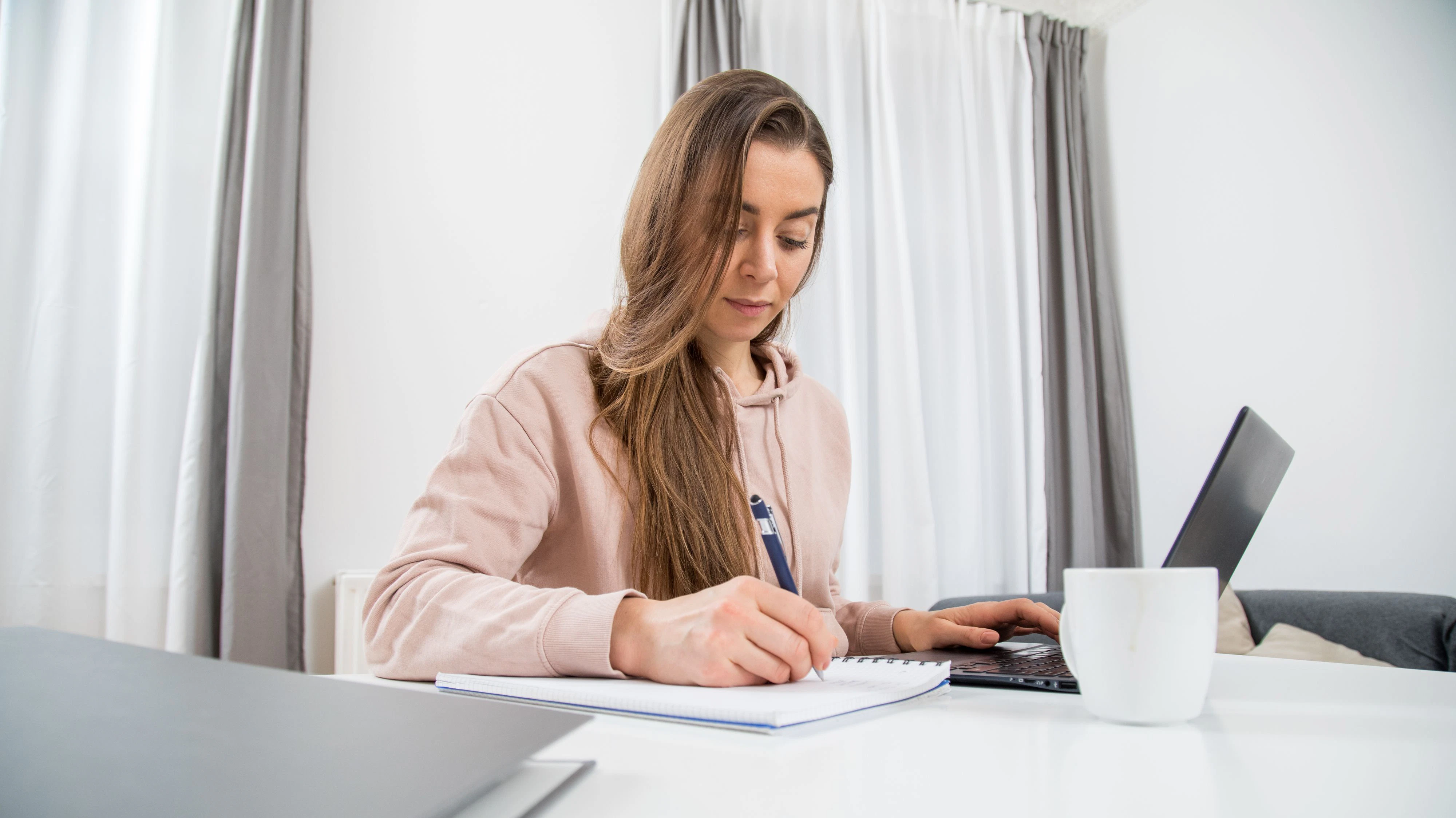 Viele Mitarbeiter und Mitarbeiterinnen arbeiten derzeit wieder verstärkt im Home Office.