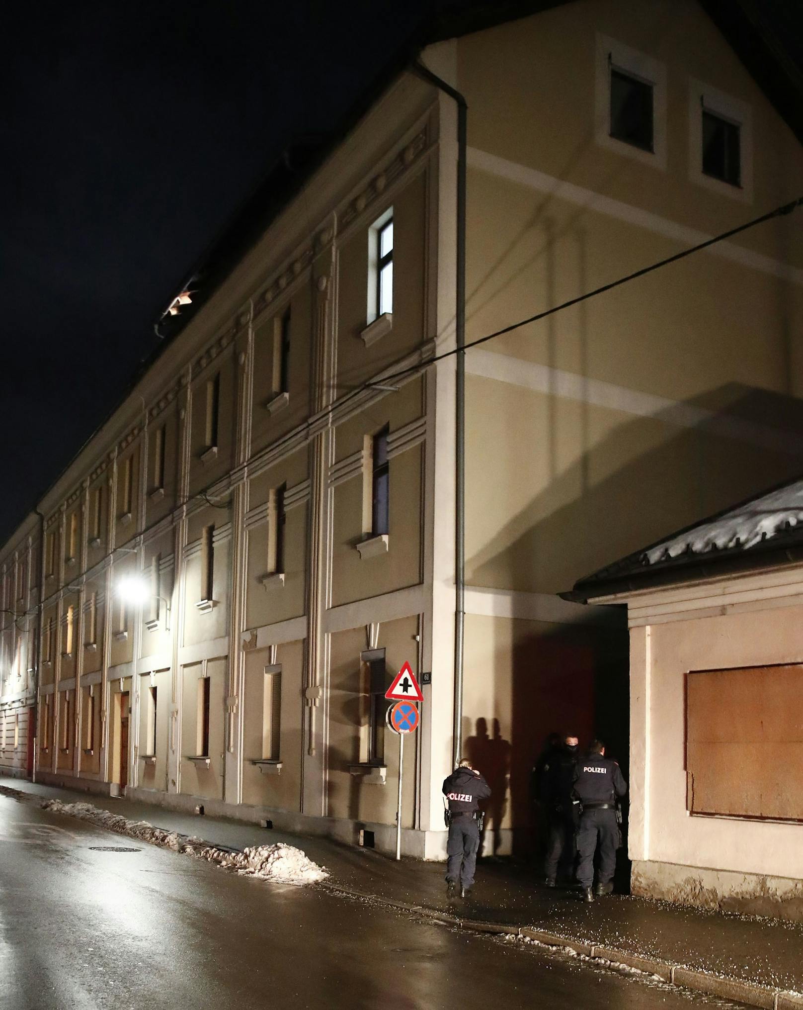 Cobra-Einsatz am Freitag in Kärnten! In Klagenfurt ist es zu einer Messer-Attacke auf einen Mann gekommen. Der Täter ist noch auf der Flucht.