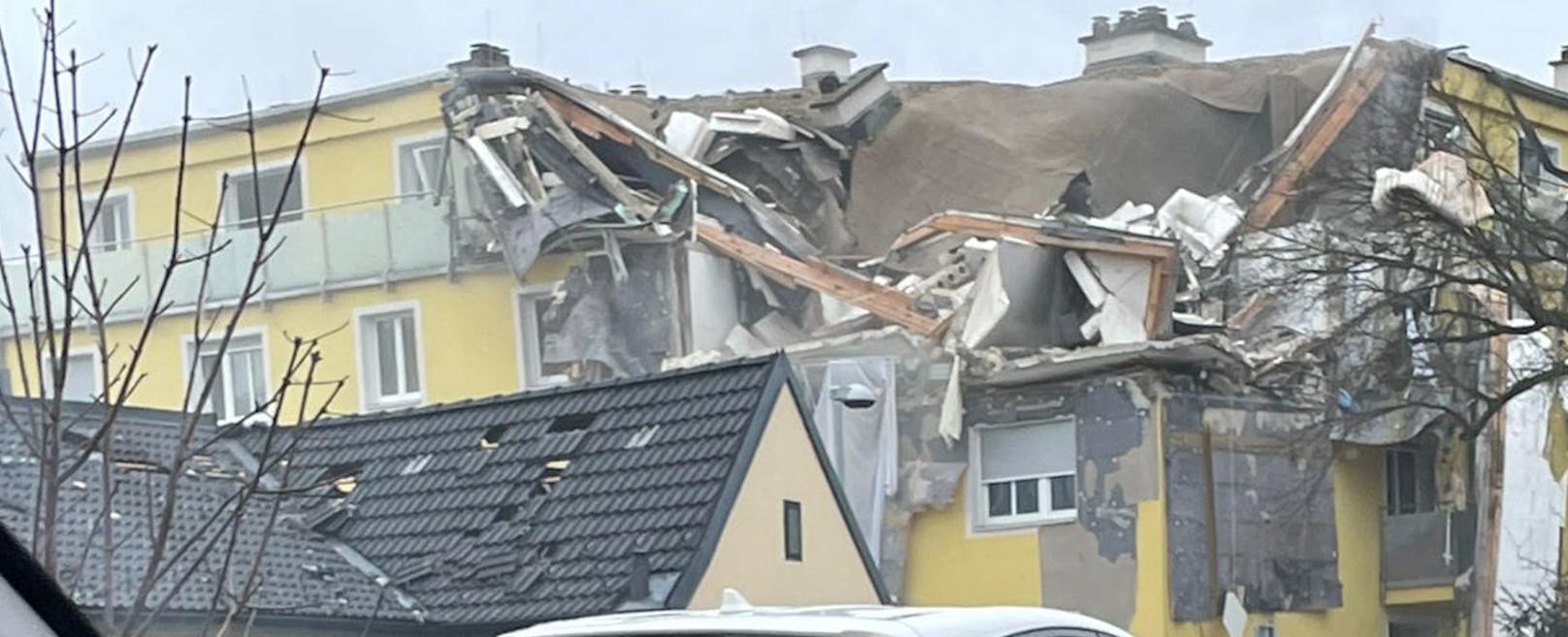Zerstörtes Wohnhaus vom Auto aus in Langenzersdorf