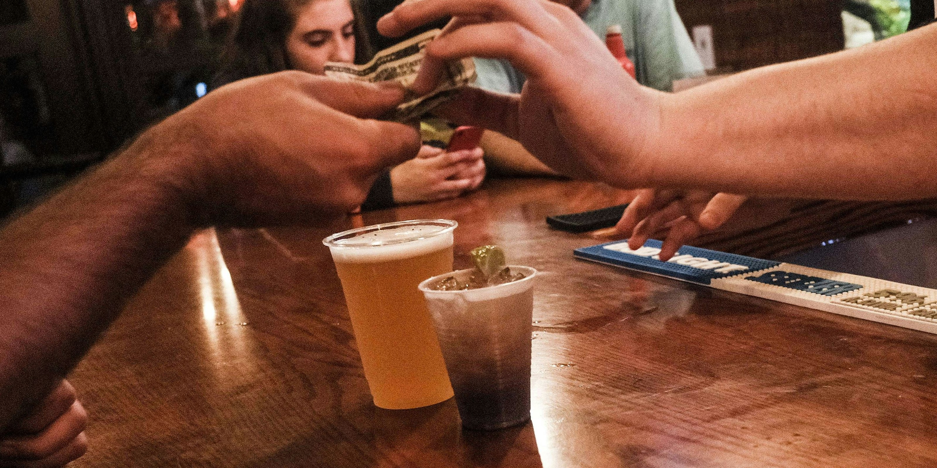 Unter anderem wird am Montag der Ausschank von Alkohol landesweit in Lokalen und auf Veranstaltungen verboten.