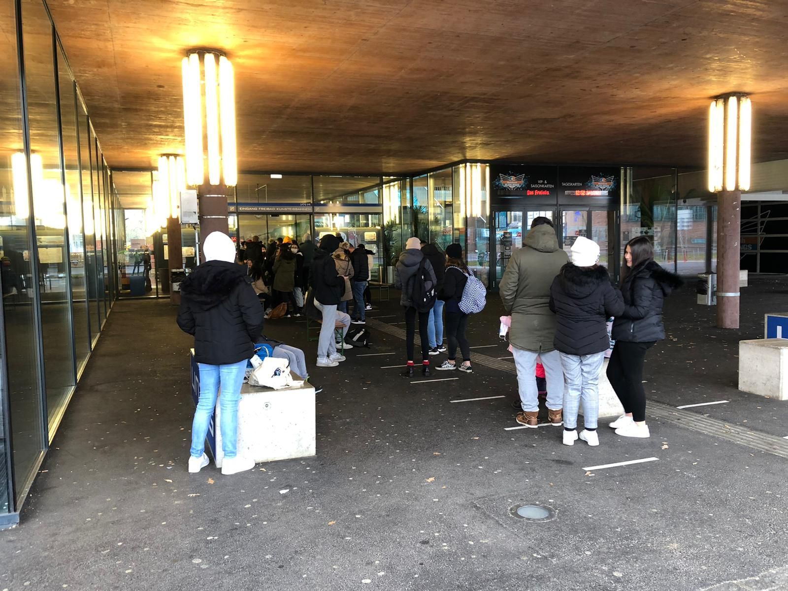Lange Warteschlangen im Parkbad, nun sperrt die Linz AG die Eislauffläche.