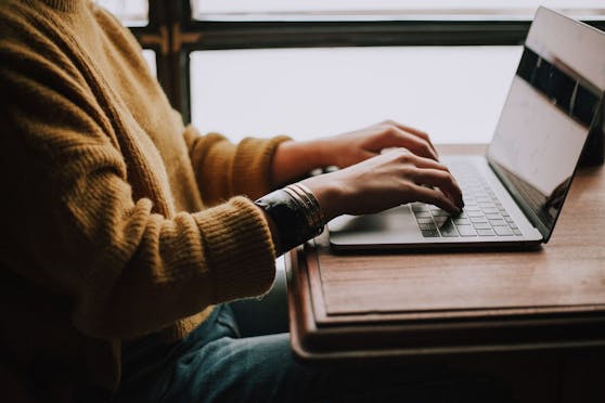 Weil er einer Freundin während der Quarantäne einen Laptop vorbeigebracht hatte, stand ein 26-Jähriger Osttiroler vor Gericht. (Symbolbild)