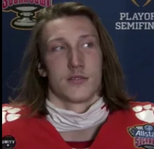 Trevor Lawrence reagiert verwundert auf das Urteil der Reporterin.