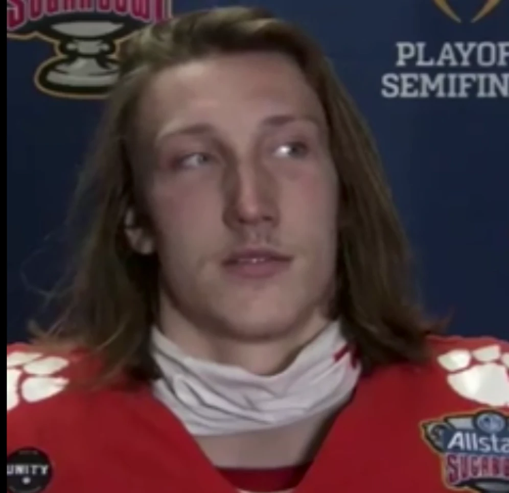 Trevor Lawrence reagiert verwundert auf das Urteil der Reporterin.