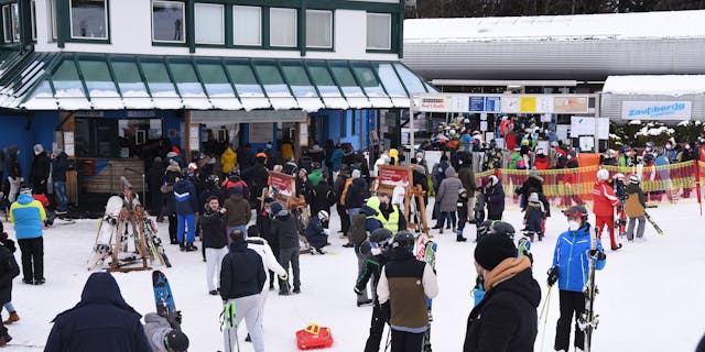 Katastrophale Bilder Minister Drohen Mit Ski Verbot Politik Heute At
