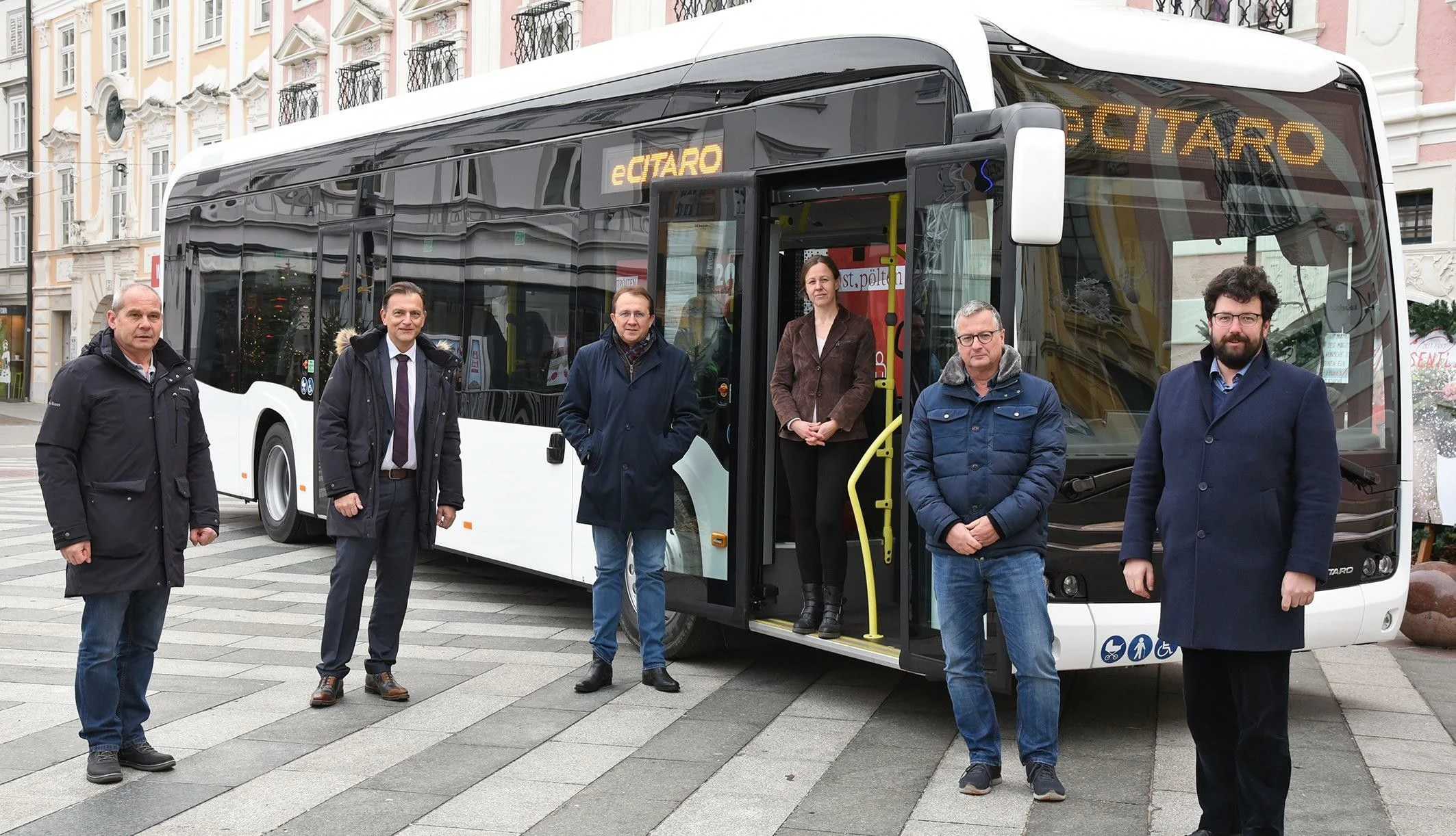 SP-Bürgermeister Matthias Stadler und SP-Vizebürgermeister Harald Ludwig mit dem neuen E-Bus.