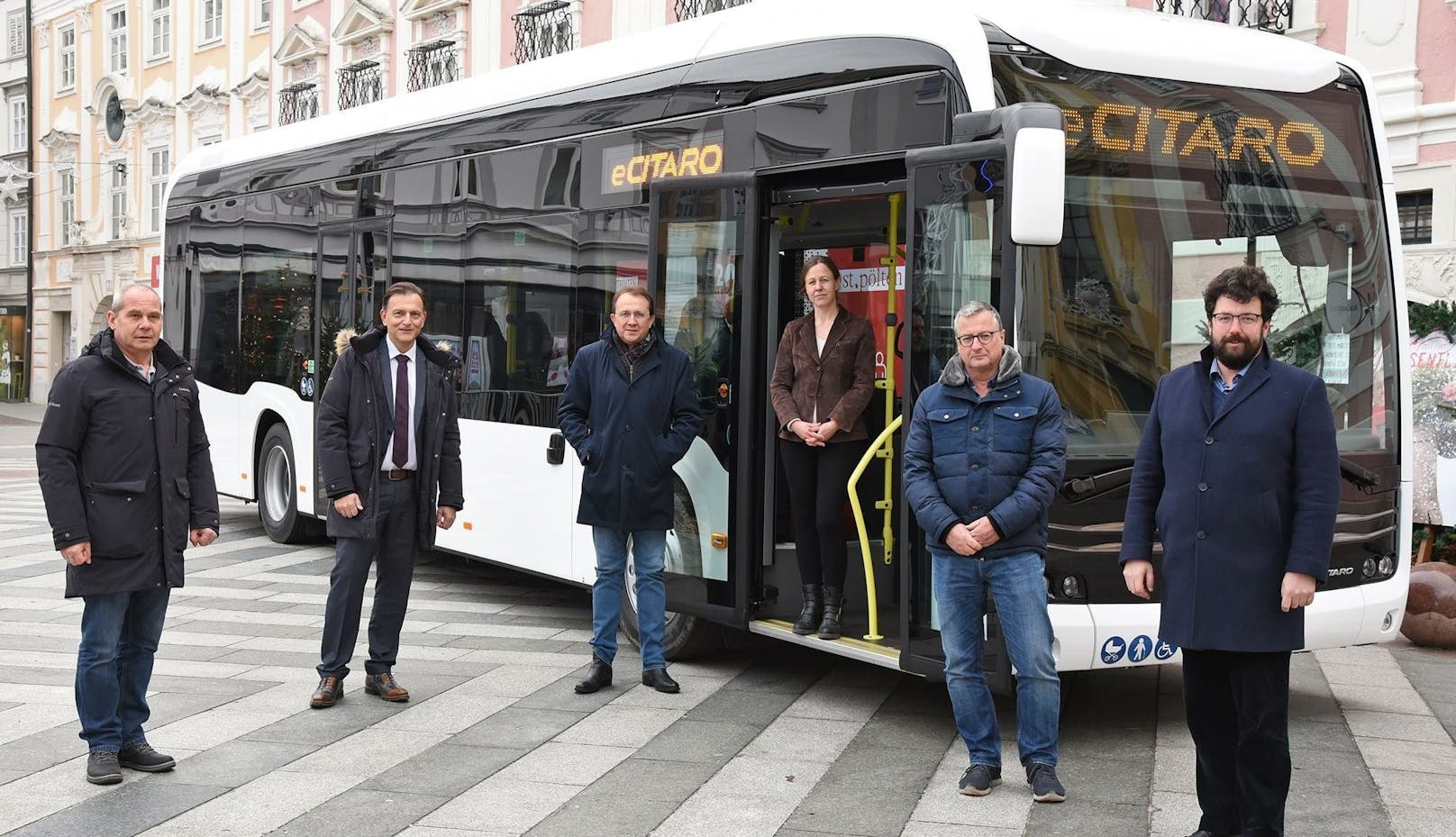 SP-Bürgermeister Matthias Stadler (Mitte) und SP-Vizebürgermeister Harald Ludwig (re.) mit dem neuen E-Bus.