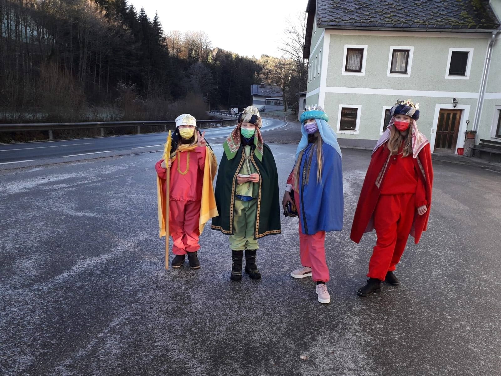 Mit Mundschutz und Abstand ziehen die Sternsinger in Kürnberg umher.