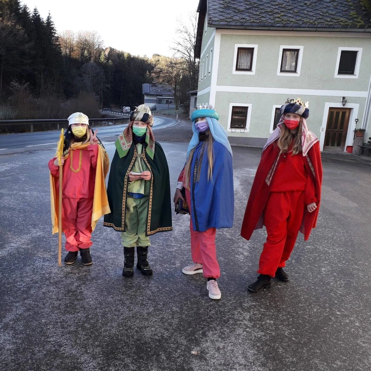 Mit Mundschutz und Abstand ziehen die Sternsinger in Kürnberg umher.