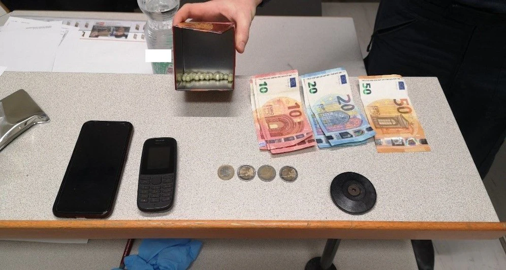 Die Wiener Polizei stellte Geld und Drogen sicher.
