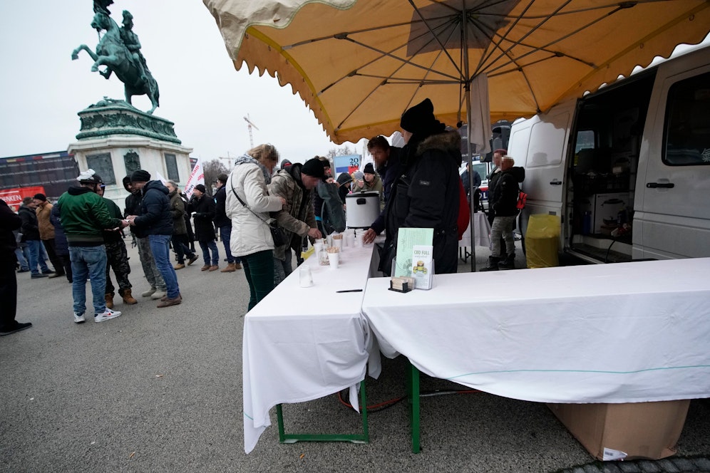 &nbsp;Zuletzt hatten Corona-Leugner sogar einen&nbsp;Punschstand aufgebaut.