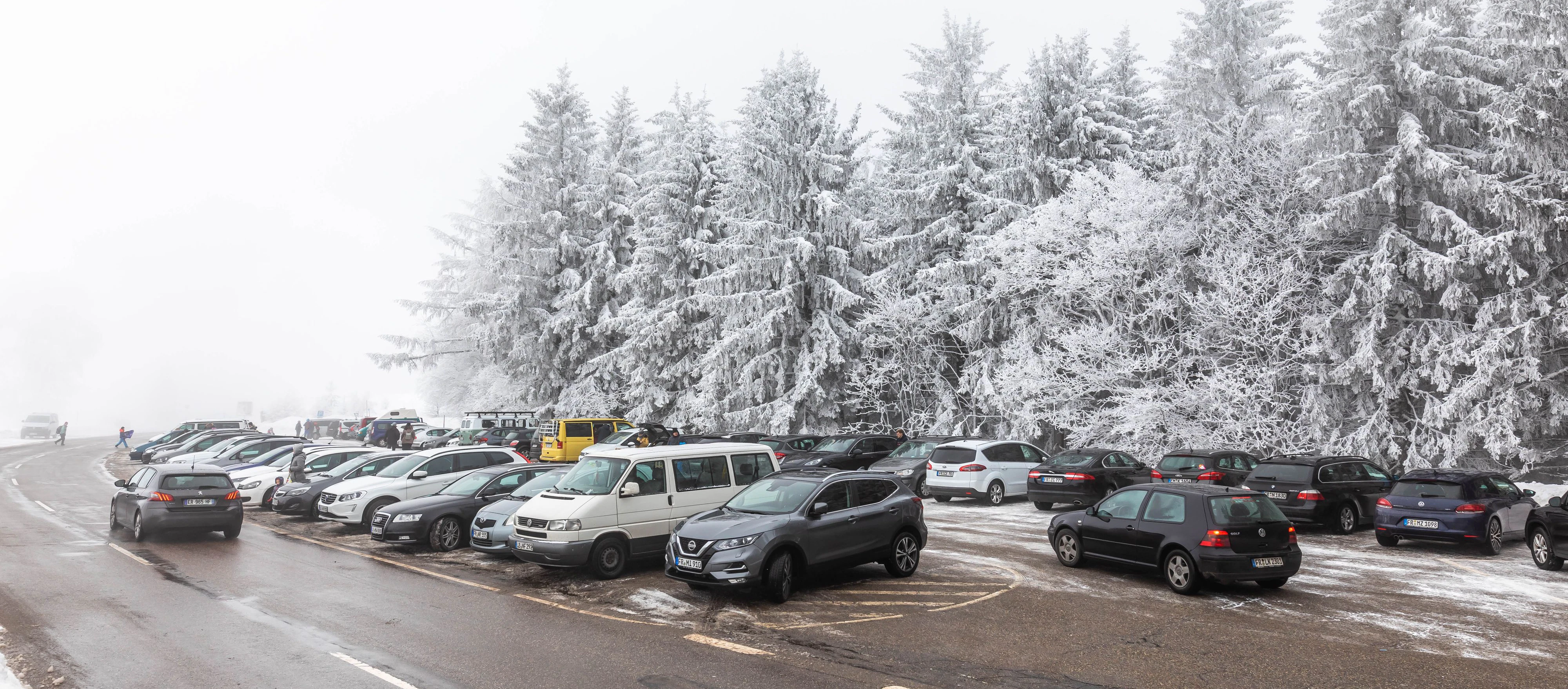 Download von www.picturedesk.com am 03.01.2021 (13:56).  03 January 2021, Baden-Wuerttemberg, Oberried: Cars of day tourists park near the top of the mountain Schauinsland. Many people use the last day of the long New Year's weekend for a trip to the snowy Black Forest. Photo: Philipp von Ditfurth/dpa - 20210103_PD1244 - Rechteinfo: Rights Managed (RM)