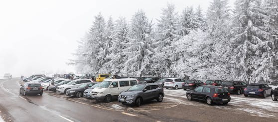 Viele Menschen machen sich auf den Weg zum Skifahren.