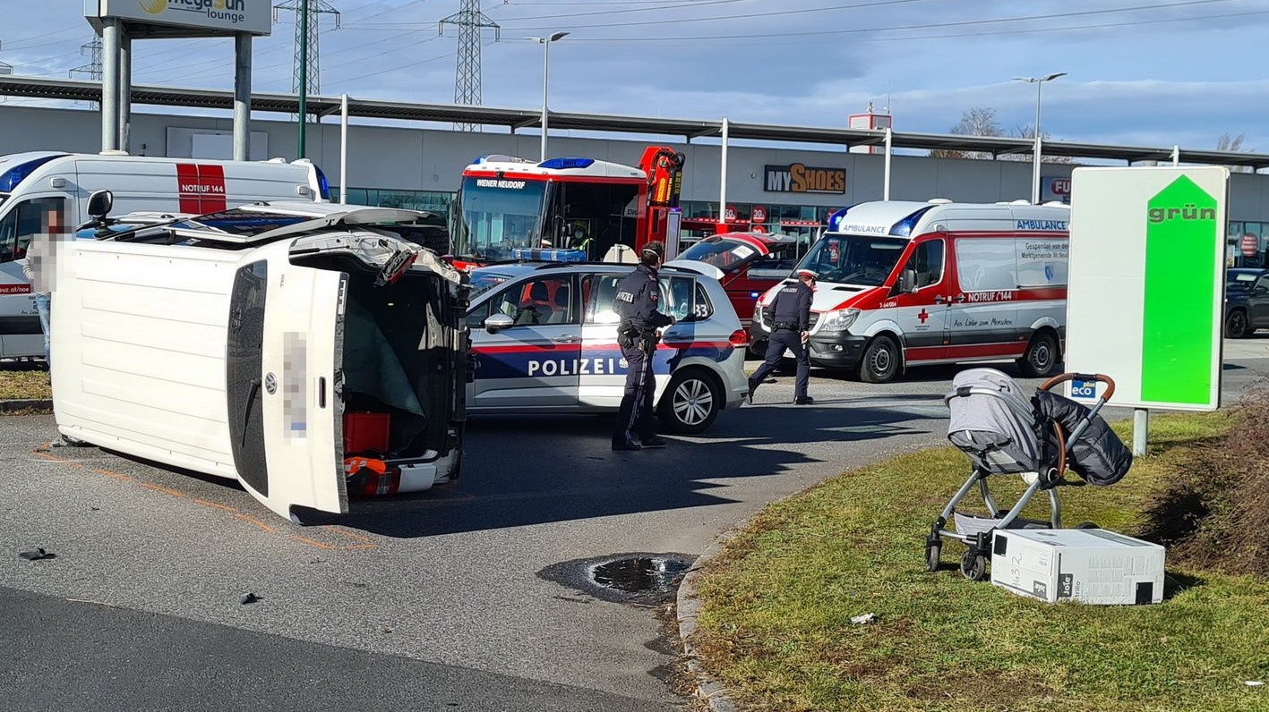 Ein Pkw prallte gegen einen Kleinbus.