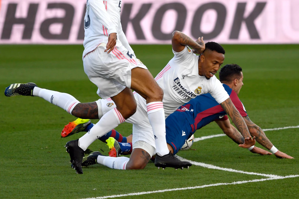 Eder Militao fliegt mir Rot vom Platz. 