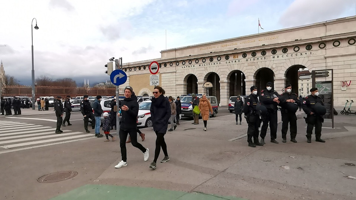 Corona-Demonstranten versammelten sich trotz Verbots am Heldentor.