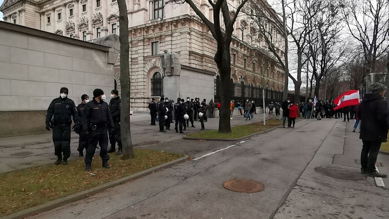 Corona-Demonstranten versammelten sich trotz Verbots am Heldentor.