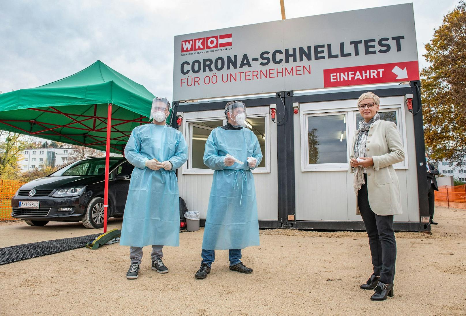 WKOÖ-Präsidentin Doris Hummer (r.) vor der Corona-Teststation beim WIFI Linz.