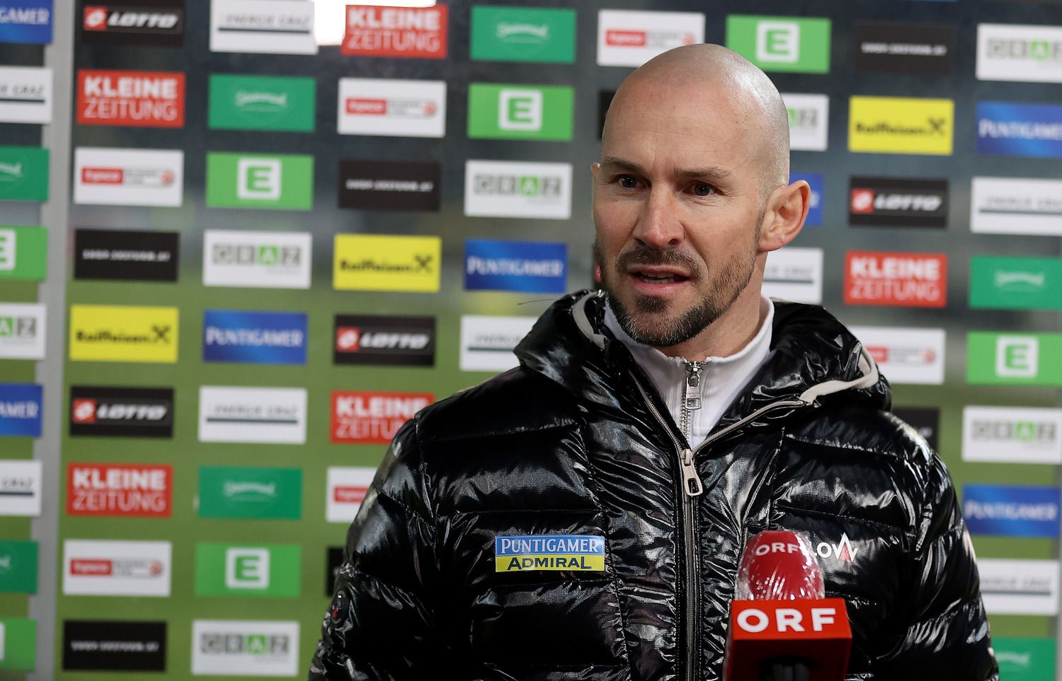 Christian Ilzer greift den Schiedsrichter an. 