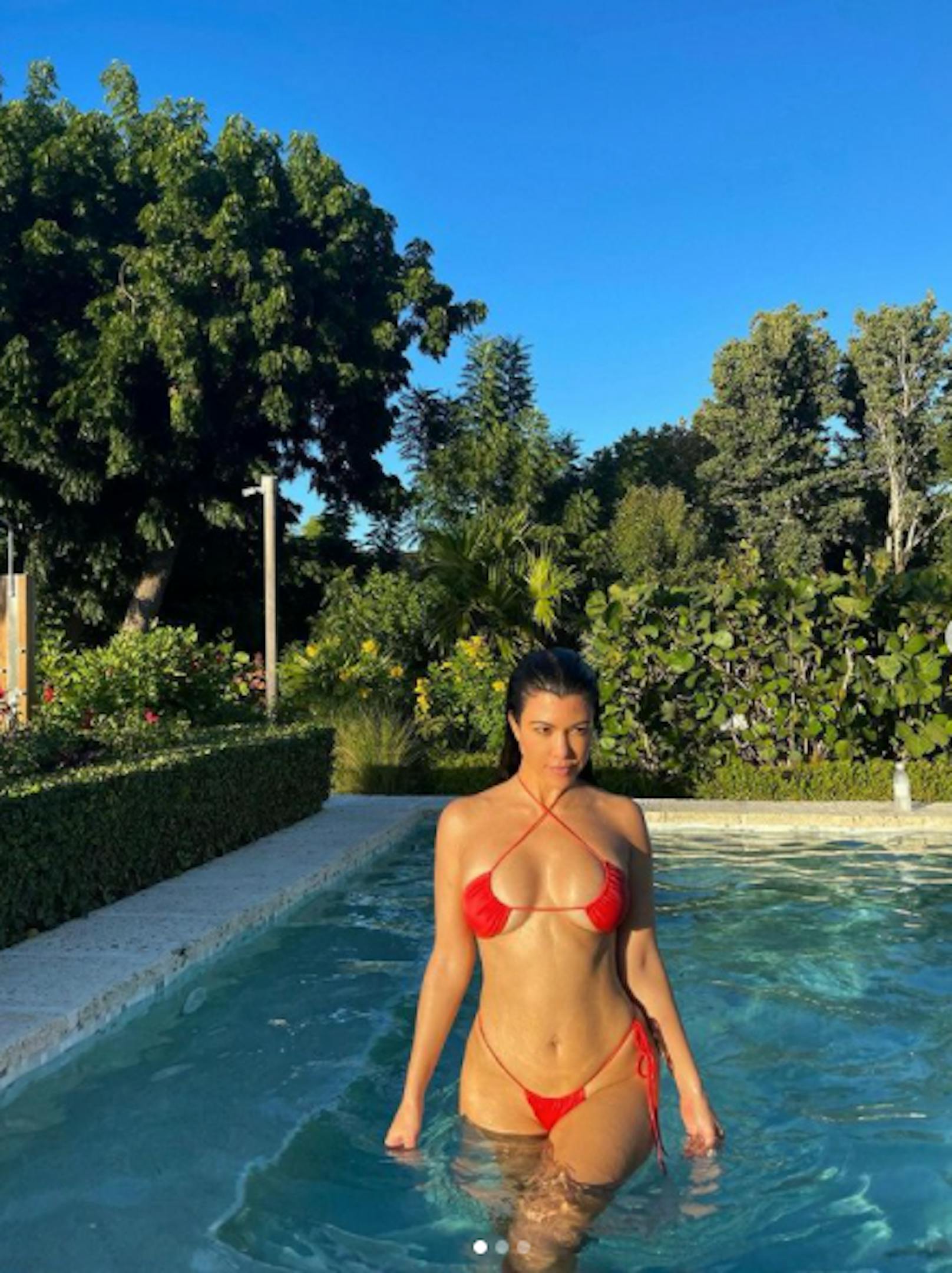 Knapper könnte der Bikini von Kourtney Kardashian nicht sein. "Bisschen Spaß in der Sonne", kommentierte sie das Foto.