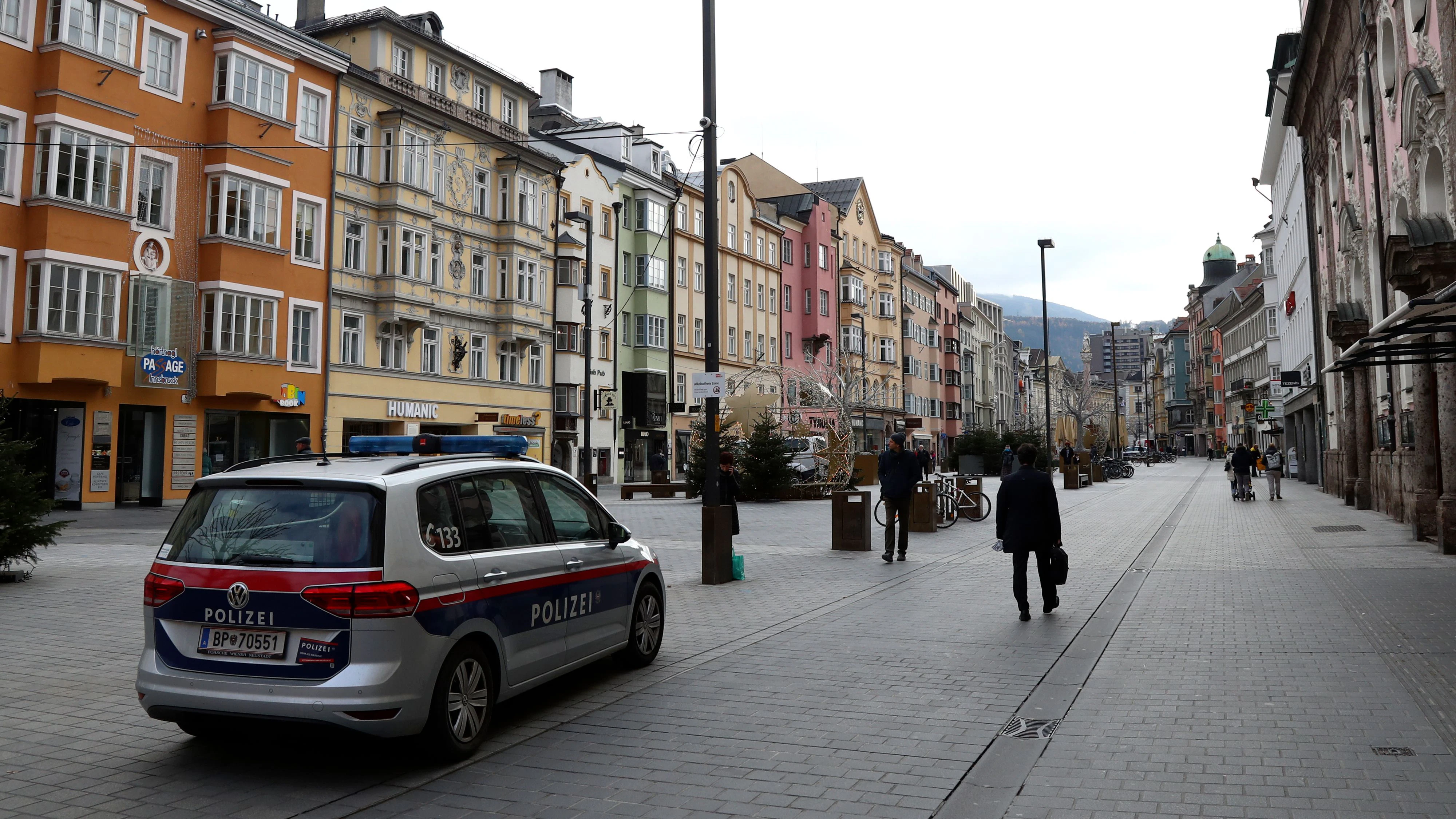 Download von www.picturedesk.com am 30.01.2021 (19:45).  A police car is parked at a deserted square in Innsbruck, Austria, Tuesday, Nov. 17, 2020. The Austrian government has moved to restrict freedom of movement for people, in an effort to slow the onset of the COVID-19 disease and the spread of the coronavirus. (AP Photo/Matthias Schrader) - 20201117_PD5938 - Rechteinfo: Rights Managed (RM)