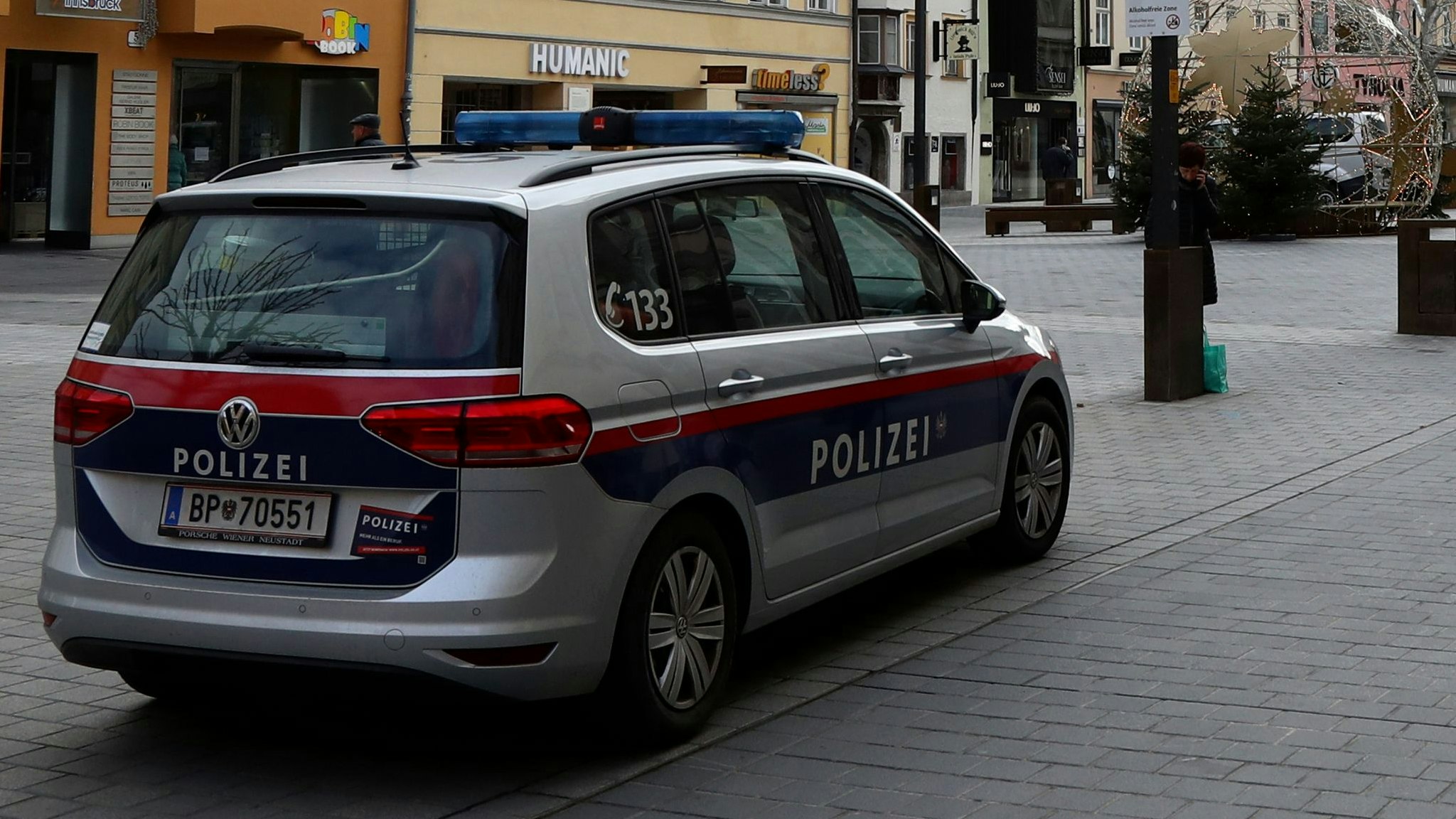 Download von www.picturedesk.com am 30.01.2021 (19:45).  A police car is parked at a deserted square in Innsbruck, Austria, Tuesday, Nov. 17, 2020. The Austrian government has moved to restrict freedom of movement for people, in an effort to slow the onset of the COVID-19 disease and the spread of the coronavirus. (AP Photo/Matthias Schrader) - 20201117_PD5938 - Rechteinfo: Rights Managed (RM)