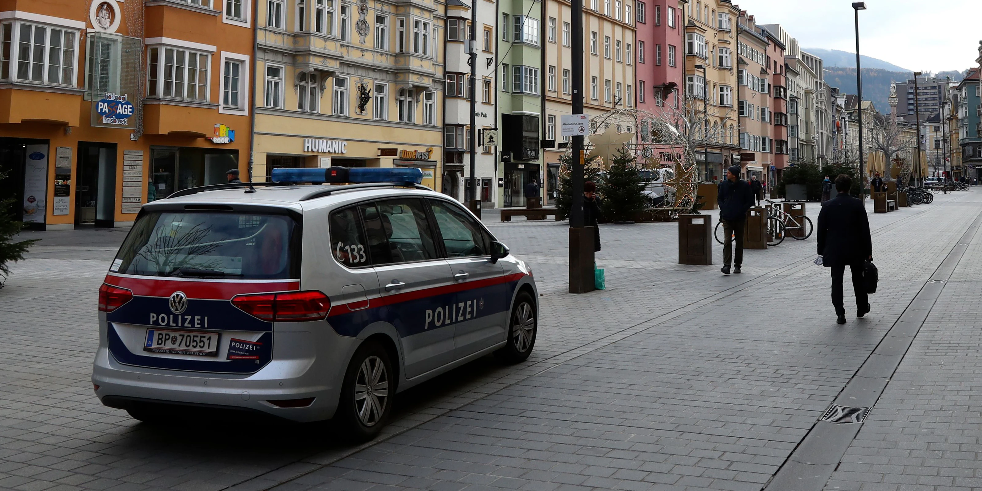 Download von www.picturedesk.com am 30.01.2021 (19:45).  A police car is parked at a deserted square in Innsbruck, Austria, Tuesday, Nov. 17, 2020. The Austrian government has moved to restrict freedom of movement for people, in an effort to slow the onset of the COVID-19 disease and the spread of the coronavirus. (AP Photo/Matthias Schrader) - 20201117_PD5938 - Rechteinfo: Rights Managed (RM)
