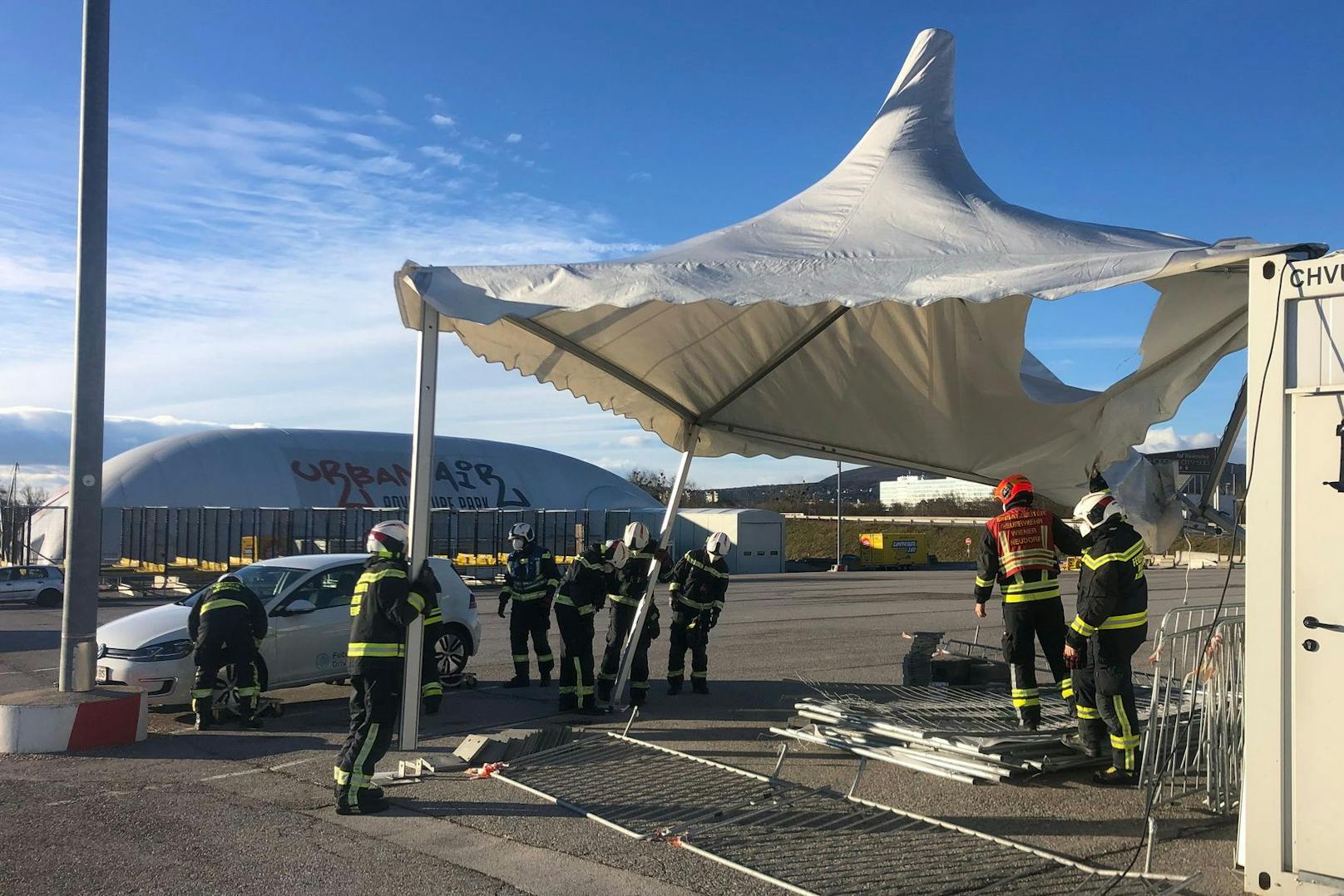 Ein Zelt einer Teststation drohte wegzufliegen.