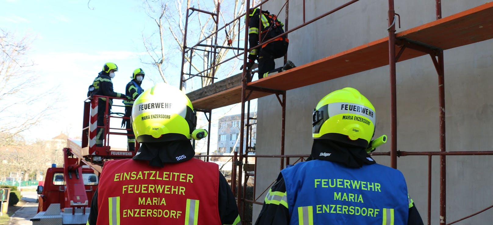 Die Freiwillige Feuerwehr Maria Enzersdorf wurde zu einem Sturmschaden in die Waldgasse alarmiert. Der Grund dafür war ein Baustellengerüst, von dem Teile abzustürzen drohten
