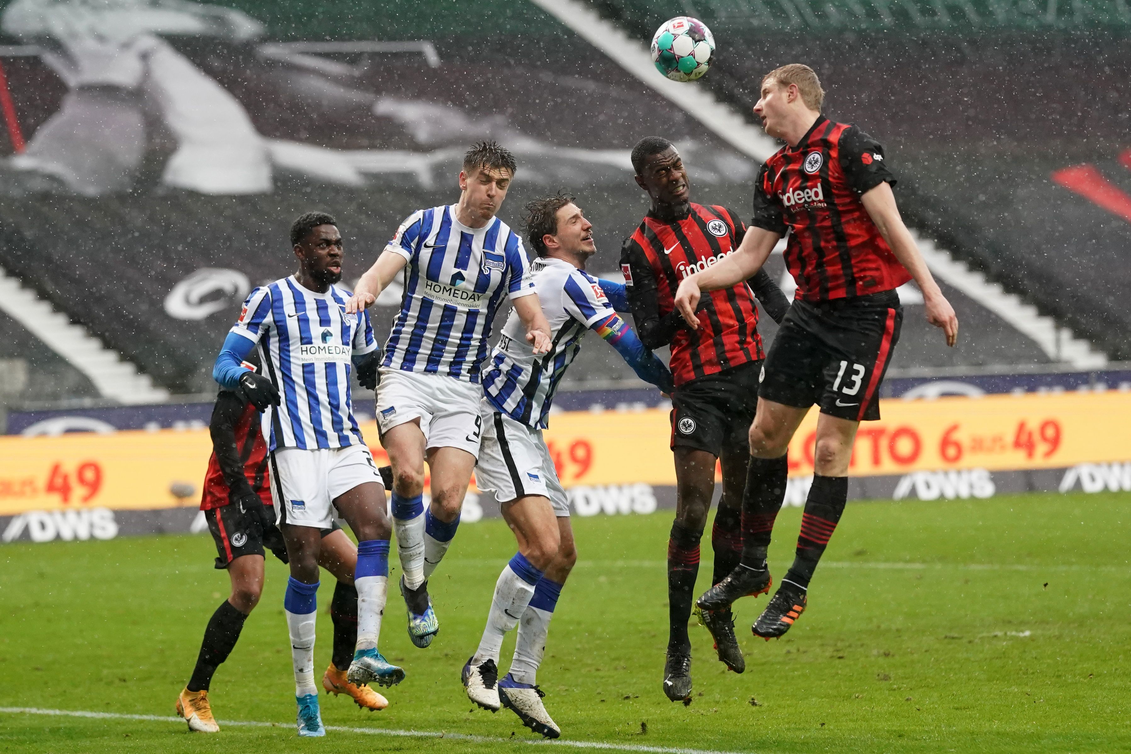 Martin Hinteregger trifft für Frankfurt. 