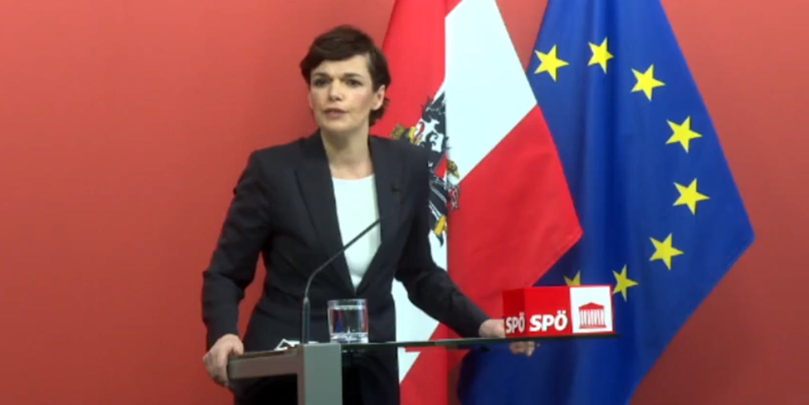 SPÖ-Chefin Pamela Rendi-Wagner im "Roten Foyer"