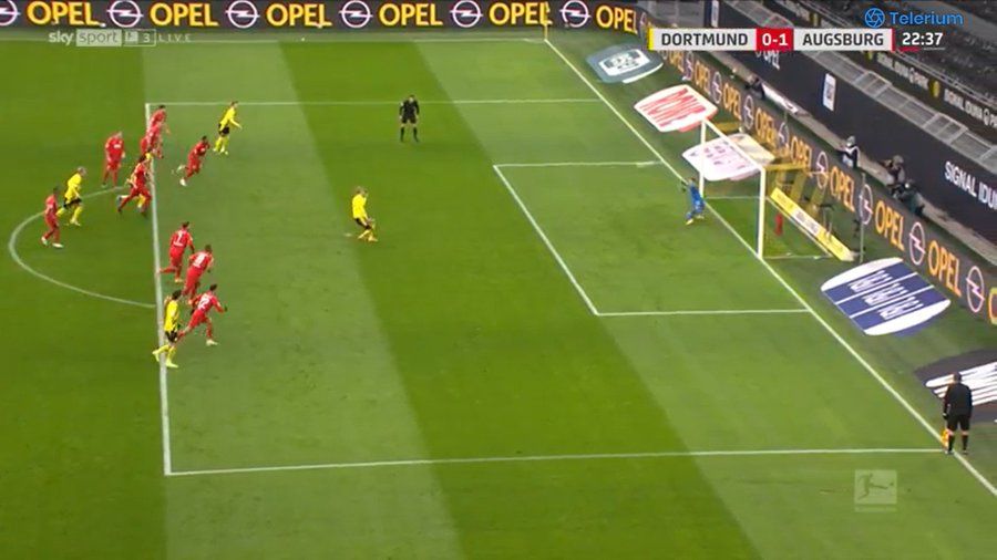 Erling Haaland zimmert den Elfmeter an die Querlatte. 