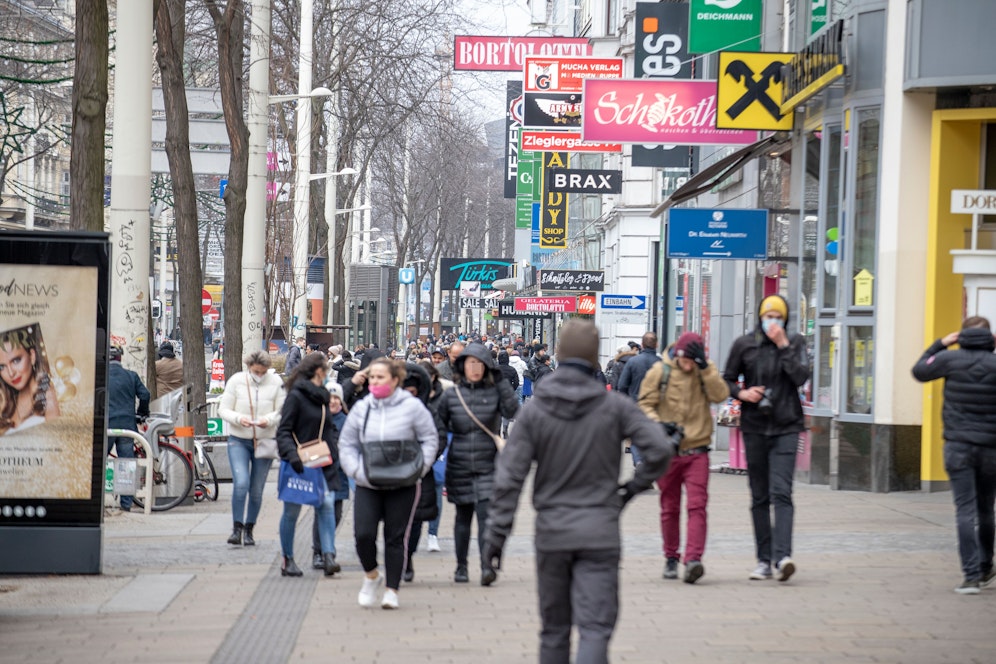 Die Mariahilfer Straße ist aufgrund der geöffneten Geschäfte und Rabattaktionen der Händler stark frequentiert.