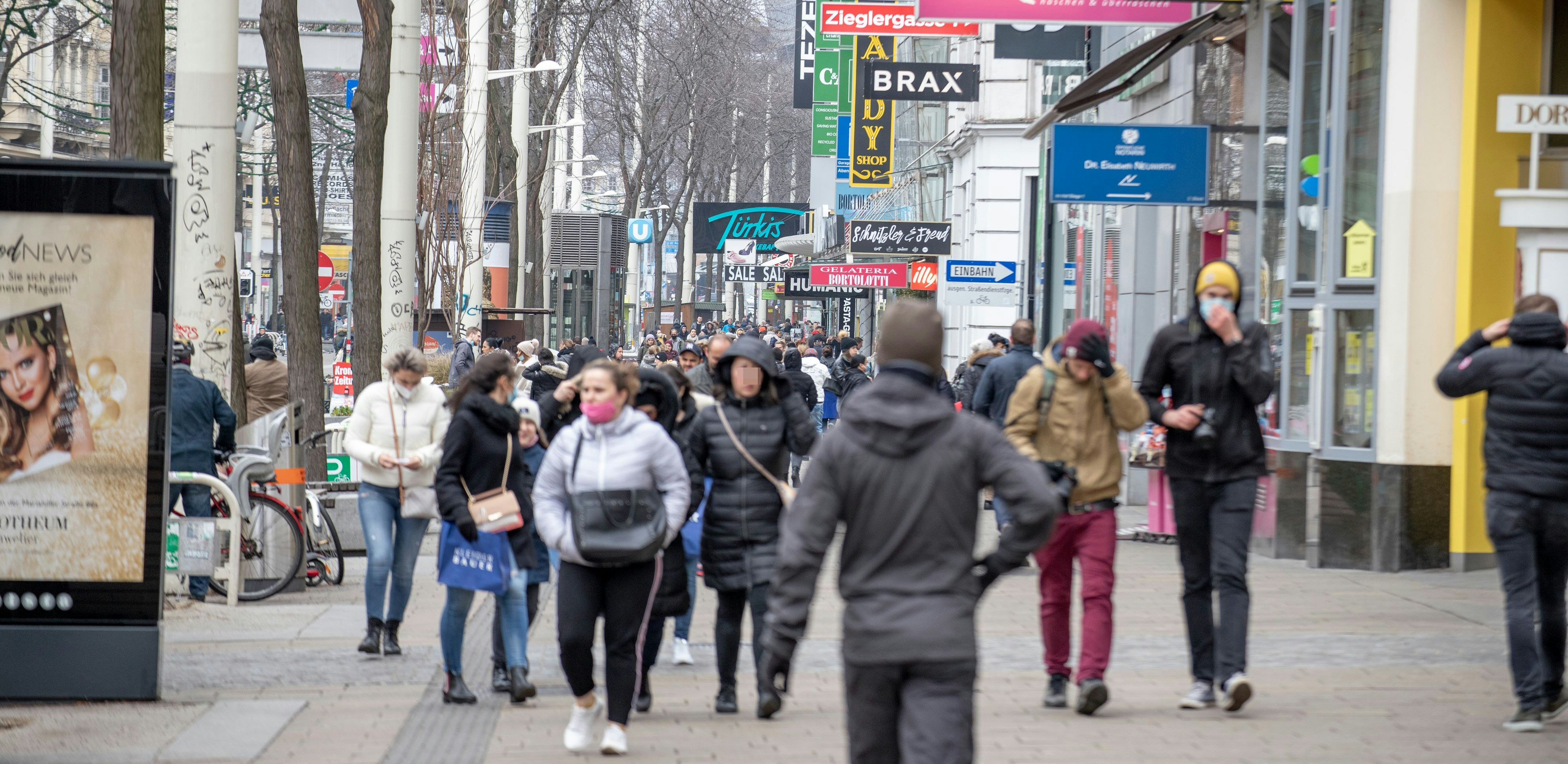 Download von www.picturedesk.com am 31.01.2021 (15:43).  Die Mariahilfer Straße ist aufgrund der geöffneten Geschäfte und Rabattaktionen der Händler stark frequentiert. Am heutigen Tag gilt ein Fahrverbot, das von der Polizei kontrolleirt wird. Im Bild: Viele Passanten halten sich im Bereich der Mariahilfer Straße auf. Wien, Österreich. 08.12.2020 // Due to open stores on todays holiday and many special deal offers the pedastrian zone ,,Mariahilfer Straße" is highly frequented. Today there is a ban on driving, which is inspected by the police. Picture: Many people are seen in the shopping district. Vienna, Austria. December 8th, 2020. - 20201208_PD5529 - Rechteinfo: Rights Managed (RM)