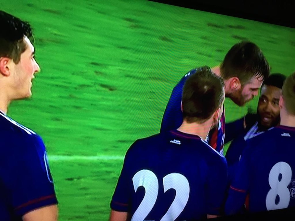 Mateo Barac geht auf Kelvin Arase los.