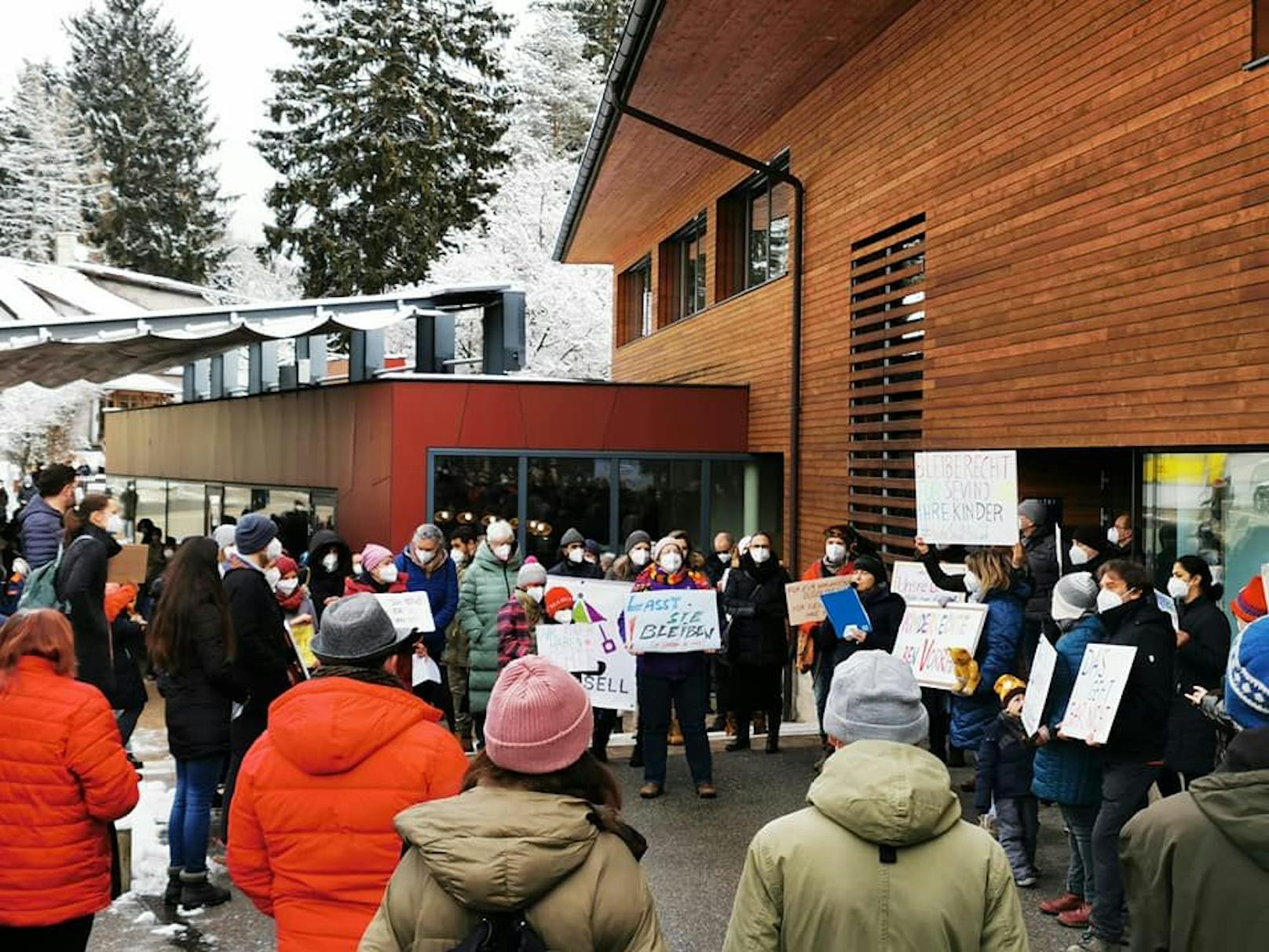 Zahlreiche Bürger aus Eichgraben protestierten gegen die Abschiebung.