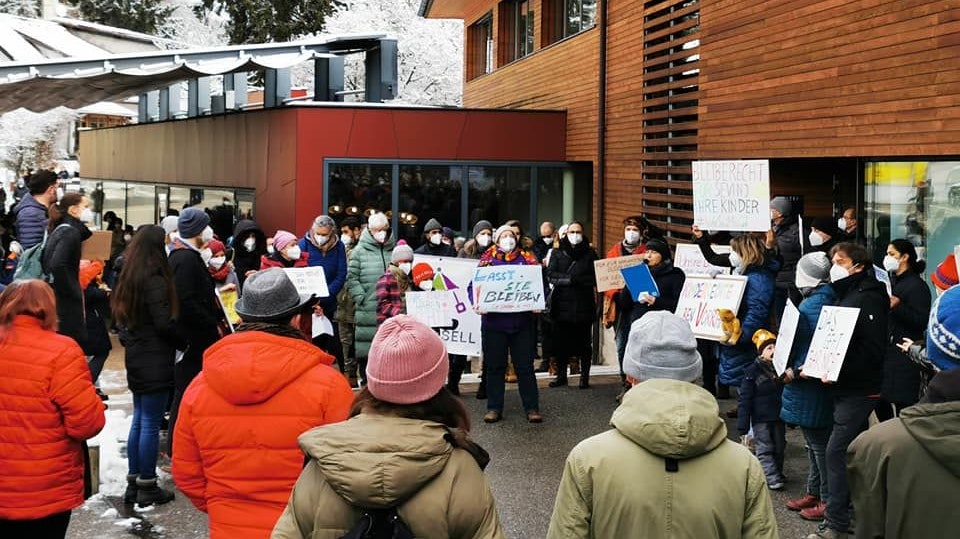 Zahlreiche Bürger aus Eichgraben protestierten gegen die Abschiebung.