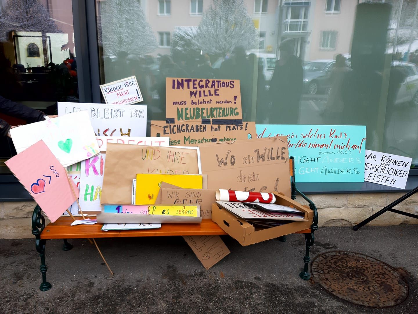 Mit viel Liebe wurden Schilder gebastelt.