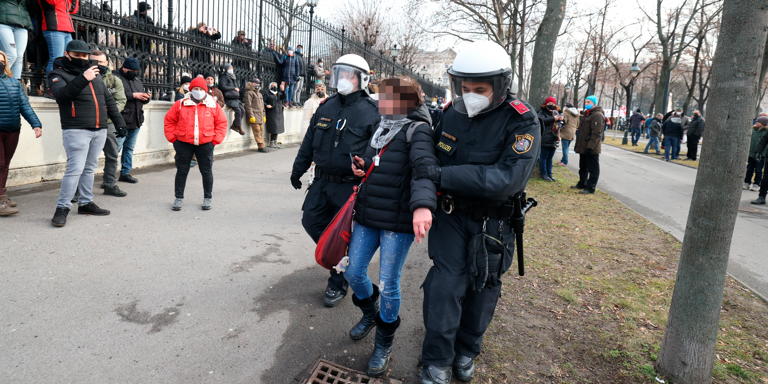 Weitere Personen, die gegen die Maßnahmen verstoßen, werden abgeführt