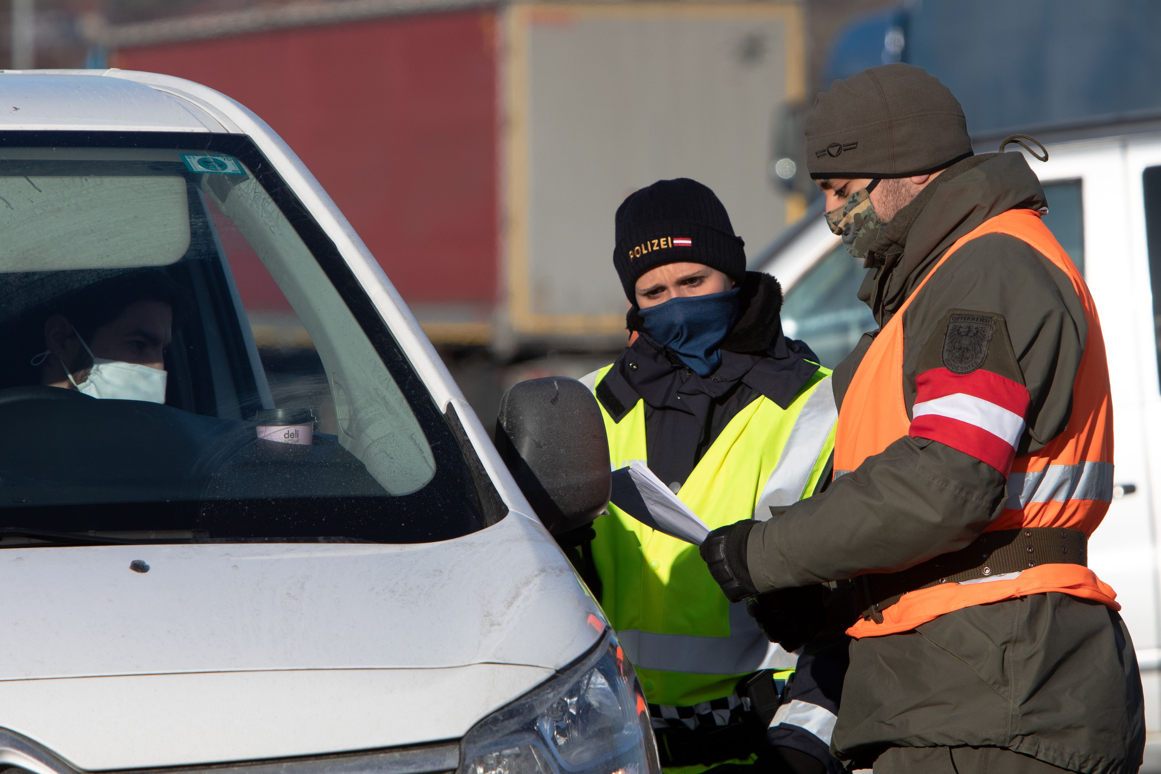 Ein österreichischer Soldat kontrolliert zusammen mit der Polizei einen Fahrzeuglenker. 