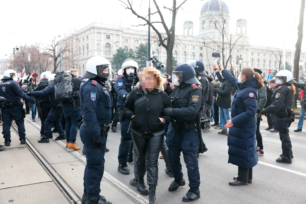 Erste Personen werden abgeführt