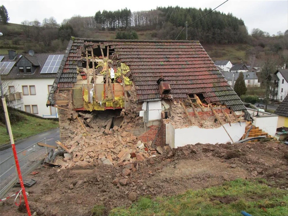 Auf Grund eines Streits hat der Vermieter zu äußerst drastischen Mitteln gegriffen. Er ließ die Abrissbirnen zu Werke gehen, während sich der Mieter noch im Gebäude befunden hat. 