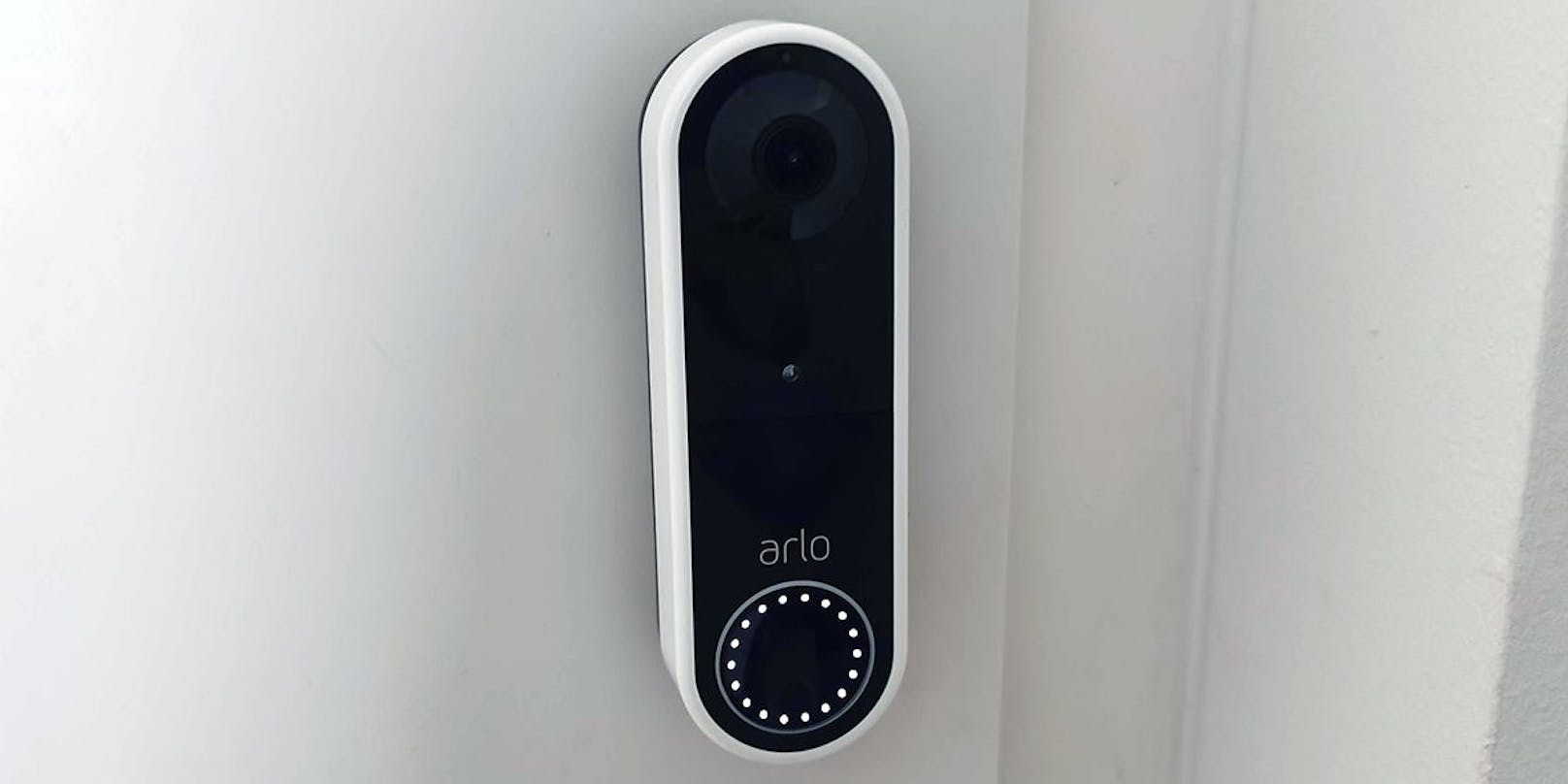 So sieht die Arlo Essential Video Doorbell Wire-Free montiert aus. Sie ist gegen Regen, Schnee, Staub und Hitze geschützt.