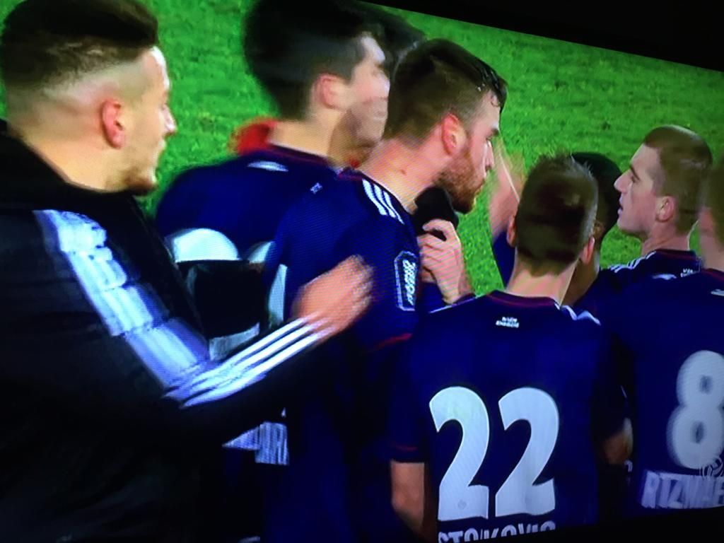 Die Mitspieler halten Mateo Barac zurück.