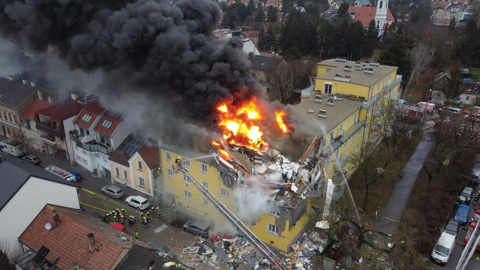 Ein Großaufgebot an Florianis löschte den Brand nach der Explosion.