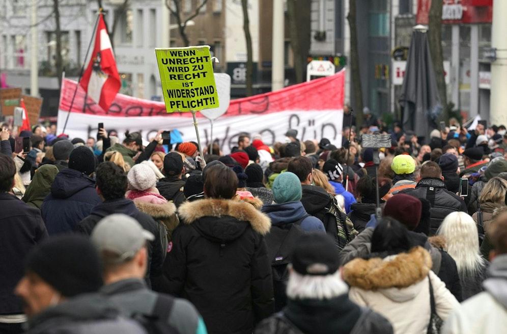 Die Demo fand ohne Masken und Abstand statt.