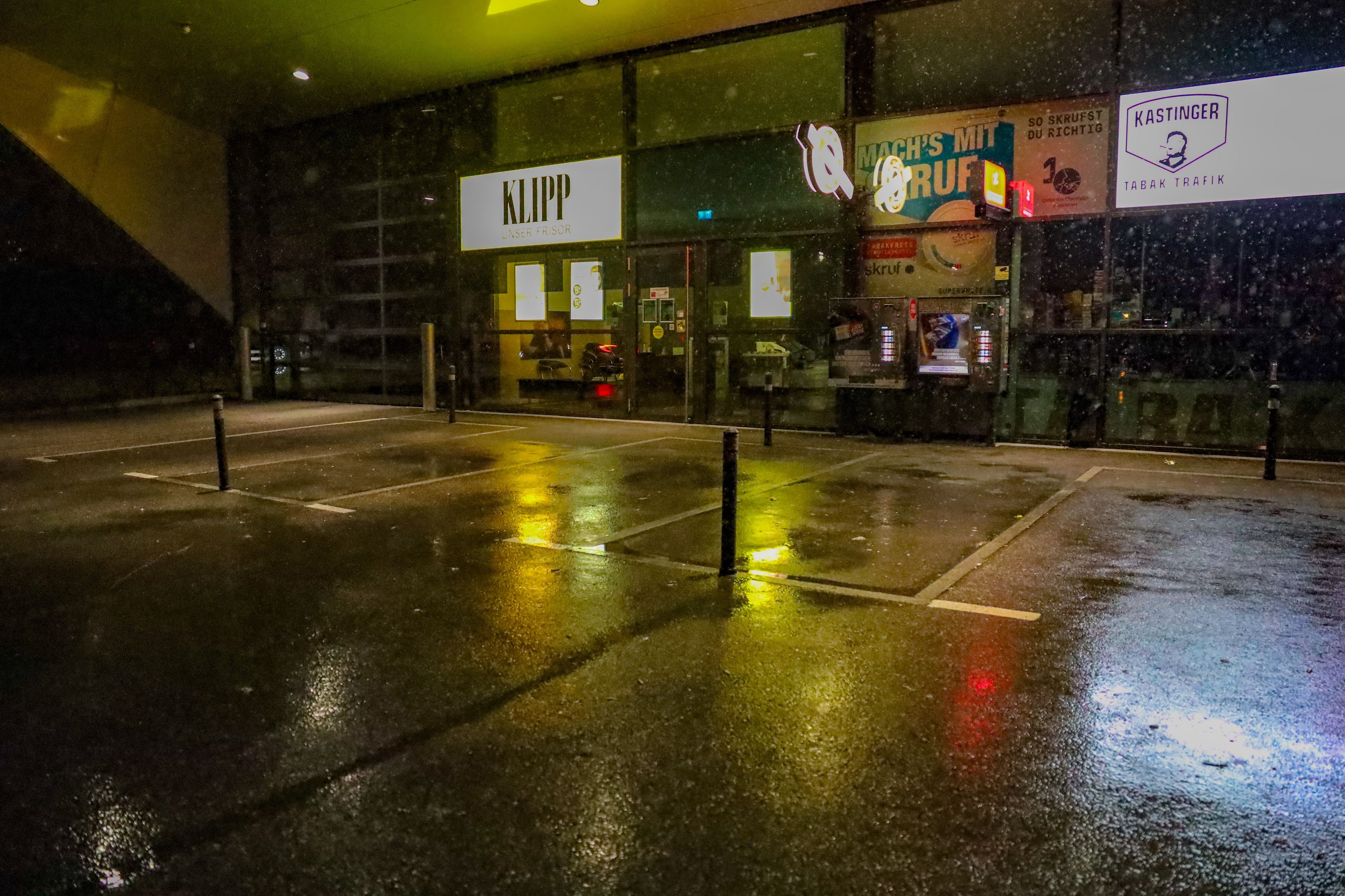 Der Welser wollte bei diesem Automaten Zigaretten holen, wurde von drei Männern überfallen.